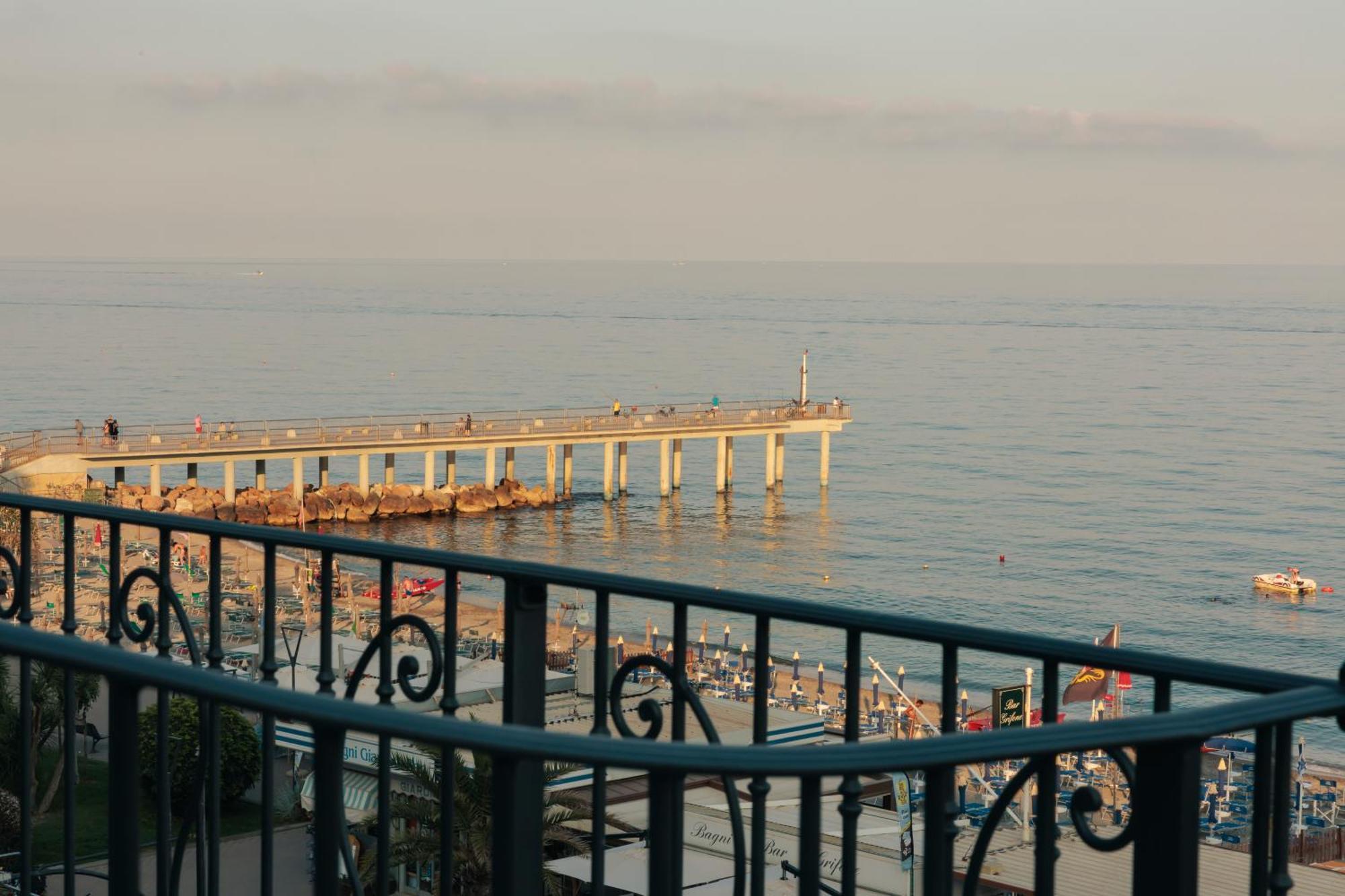 A'Mare Boutique Hotel & Spa Пьетра-Лигуре Экстерьер фото