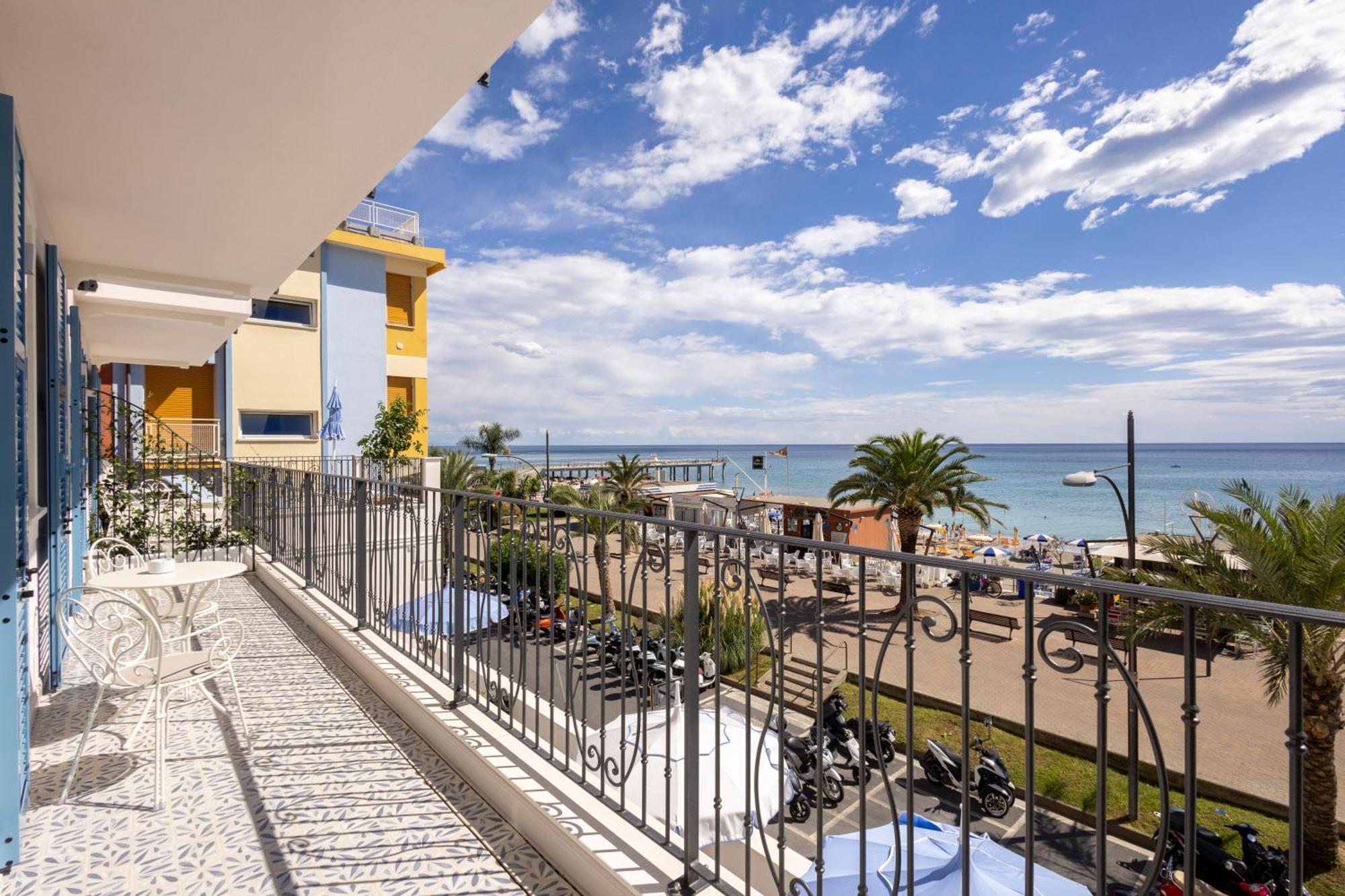 A'Mare Boutique Hotel & Spa Пьетра-Лигуре Экстерьер фото